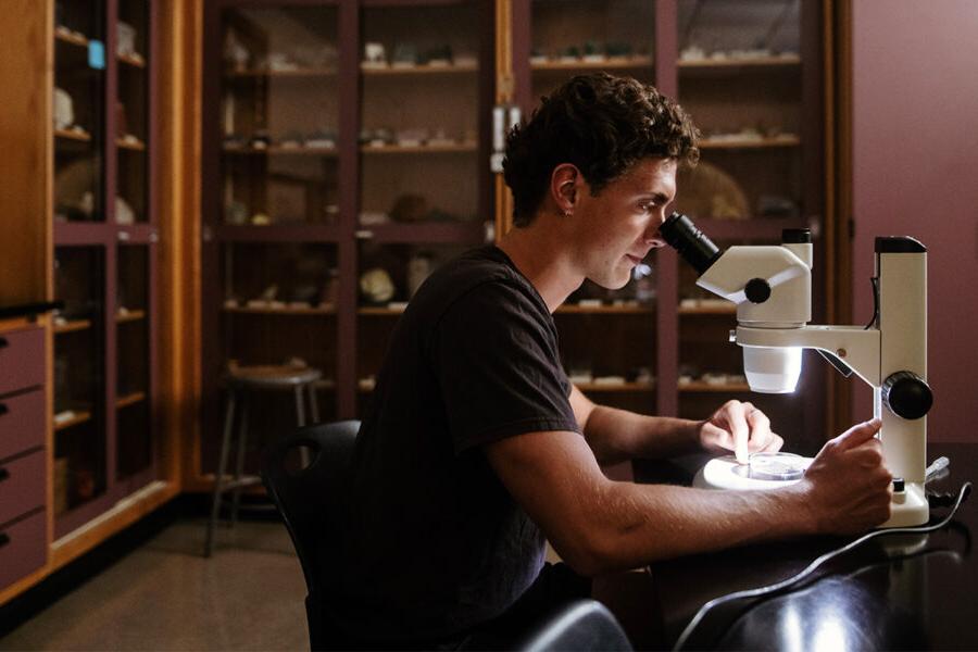 生物学学生在看显微镜.